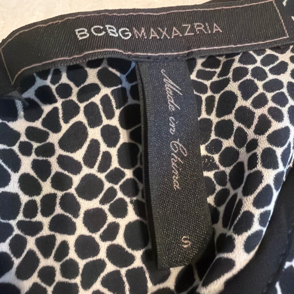 BCBGMAXAZRIA Sleeveless Top Women S Black Pebble Print Lace Trim Split Back Chic - Picture 2 of 8